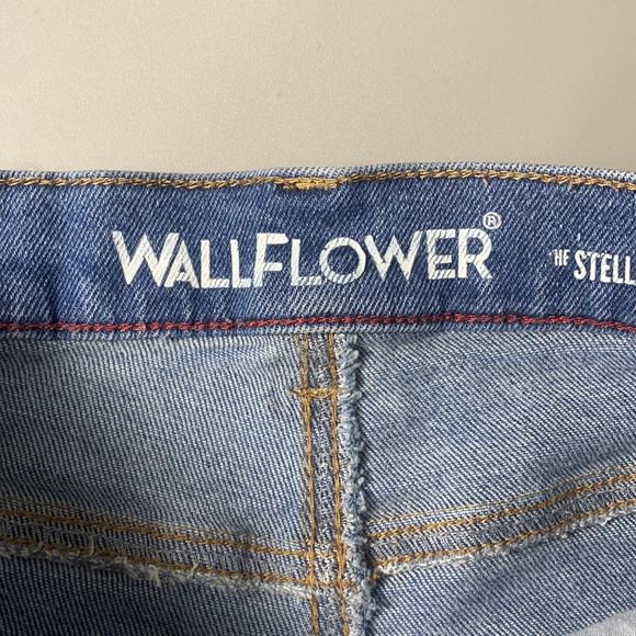 Wildflower Women’s Stellar High Waist Distressed Jean Shorts Size 11 - Picture 8 of 11